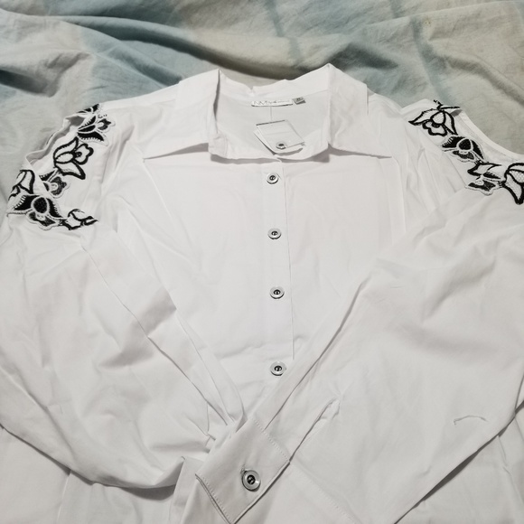 Neiman Marcus Embroidered Cold Shoulder Plus Top - Picture 3 of 8